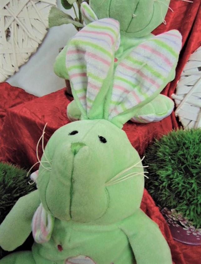 Coniglio peluche H 30 verde - Sconti per Fioristi e Aziende