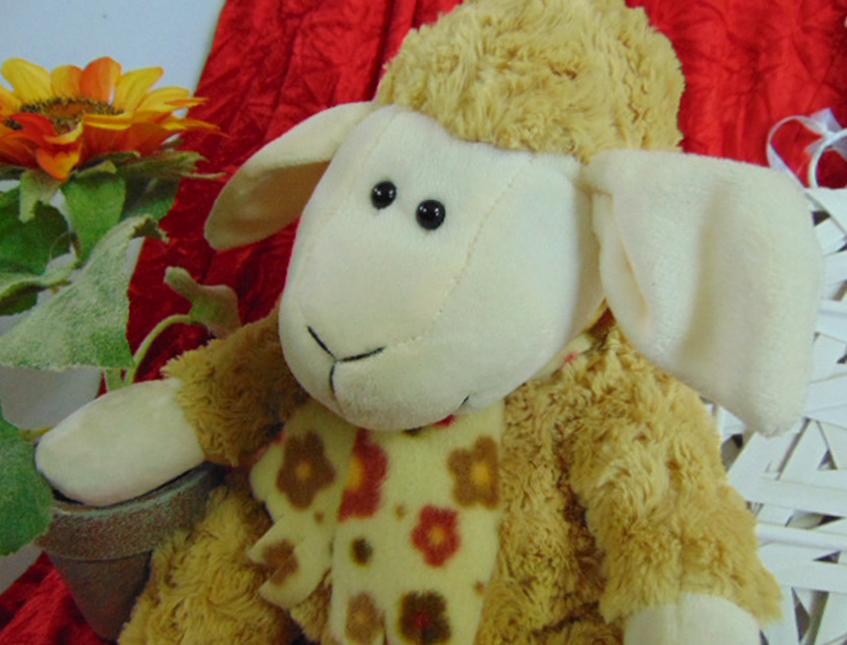 Pecorella Peluche H 30 con sciarpa in 3 colori - Sconti per Fioristi e Aziende