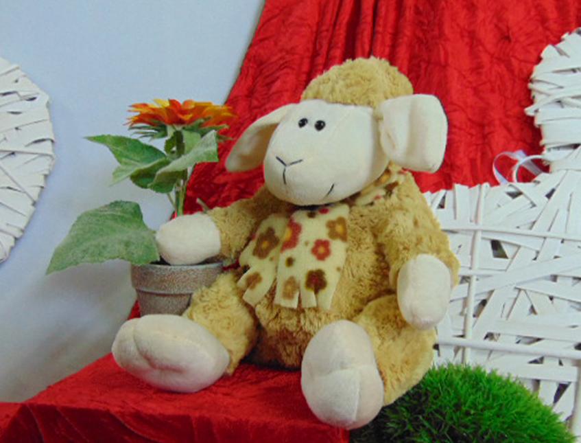 Pecorella Peluche H 30 con sciarpa in 3 colori - Sconti per Fioristi e Aziende