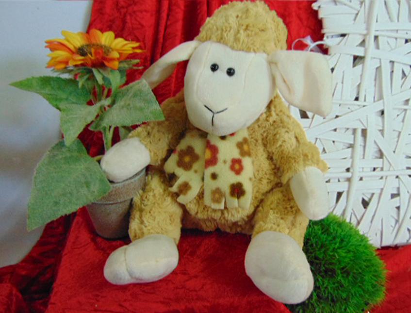 Pecorella Peluche H 30 con sciarpa in 3 colori - Sconti per Fioristi e Aziende