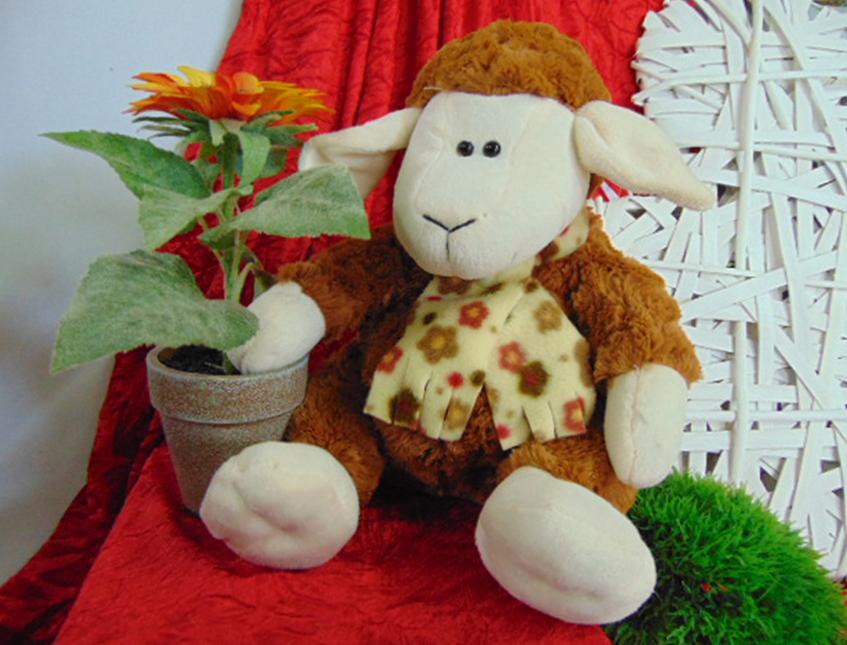 Pecorella Peluche H 30 con sciarpa in 3 colori - Sconti per Fioristi e Aziende