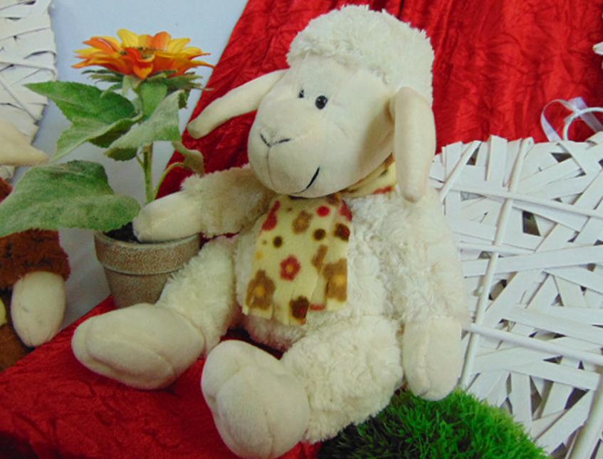 Pecorella Peluche H 30 con sciarpa in 3 colori - Sconti per Fioristi e Aziende
