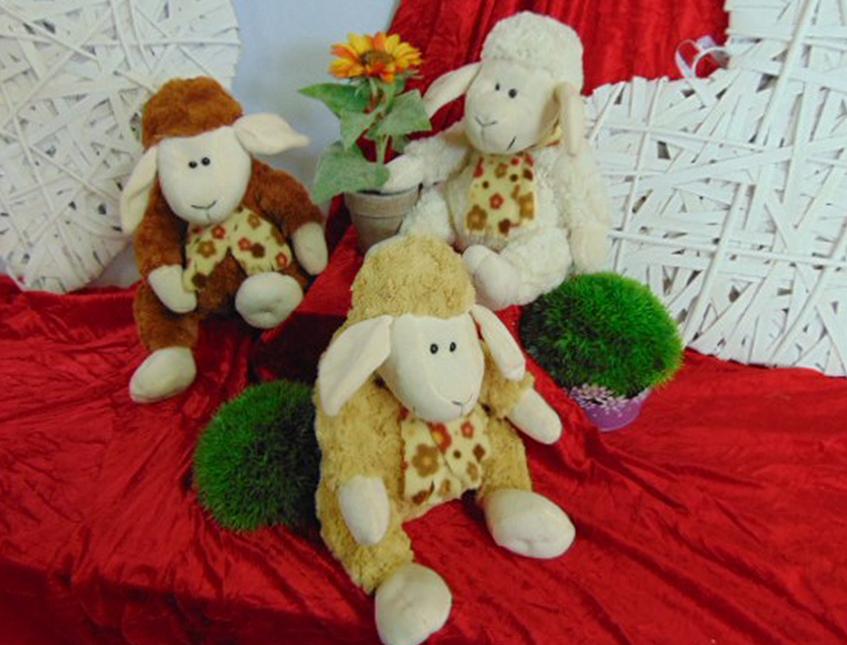 Pecorella Peluche H 30 con sciarpa in 3 colori - Sconti per Fioristi e Aziende
