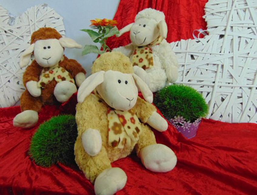 Pecorella Peluche H 30 con sciarpa in 3 colori - Sconti per Fioristi e Aziende