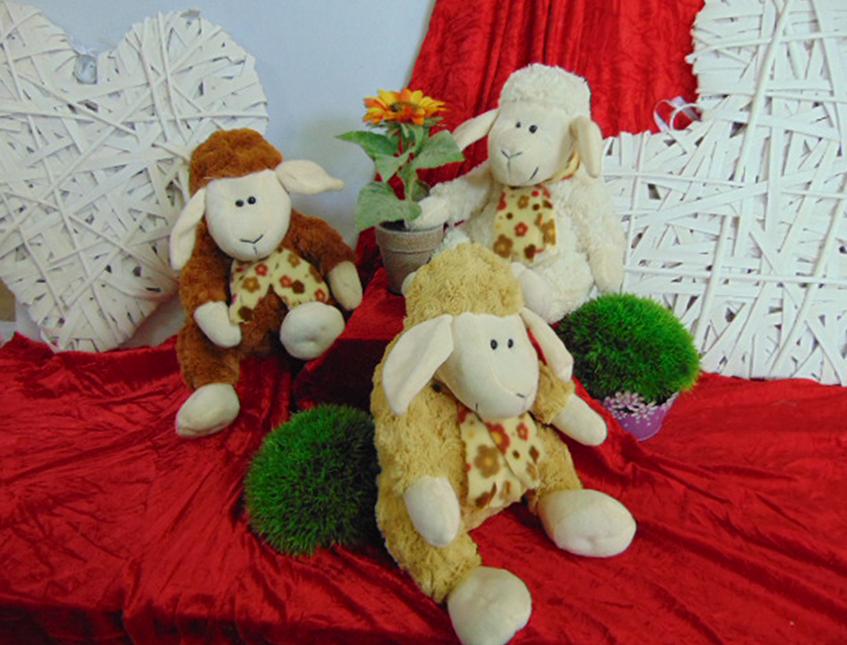 Pecorella Peluche H 30 con sciarpa in 3 colori - Sconti per Fioristi e Aziende