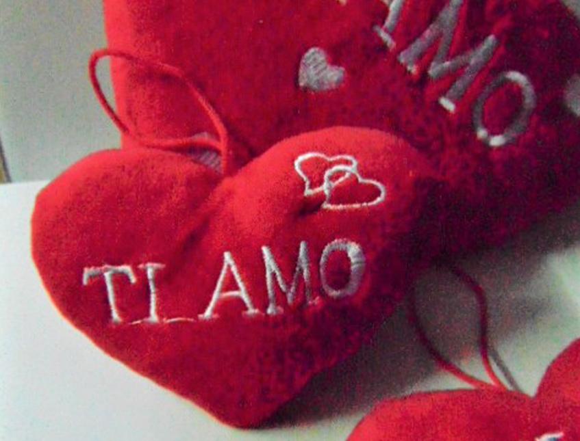 Cuscino Cuore Velluto Rosso - Sconti per Fioristi e Aziende - Adattio per San Valentino