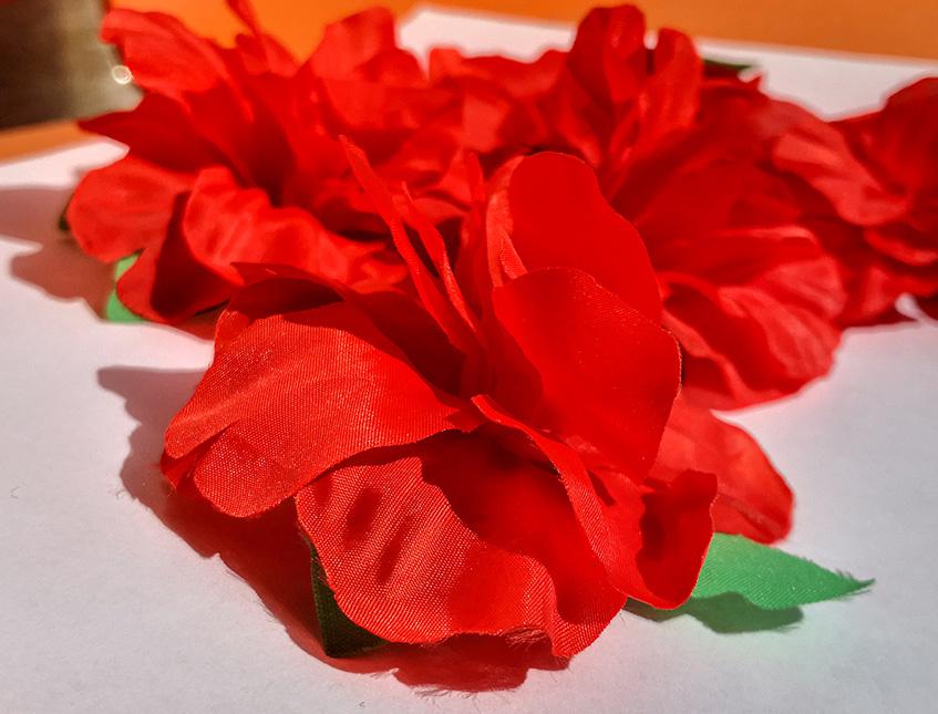 Gardena rossa in poliestere con spilla Sconti per Fioristio e Aziende