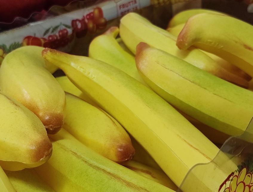 Banana grande artificiale in plastica  - Sconti per Fioristi e Aziende e Wedding . - H 19 cm dm. 3.5