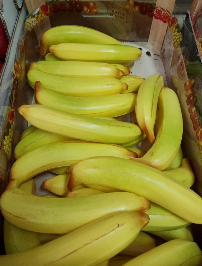 Banana grande artificiale in plastica  - Sconti per Fioristi e Aziende e Wedding . - H 19 cm dm. 3.5