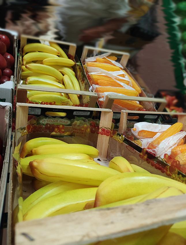 Banana grande artificiale in plastica  - Sconti per Fioristi e Aziende e Wedding . - H 19 cm dm. 3.5