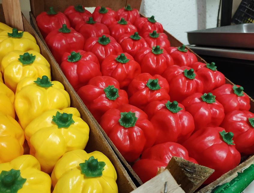 Peperone grande rosso artificiale in plastica - Sconti per Fioristi e Aziende . - cm. 8.5 x 11