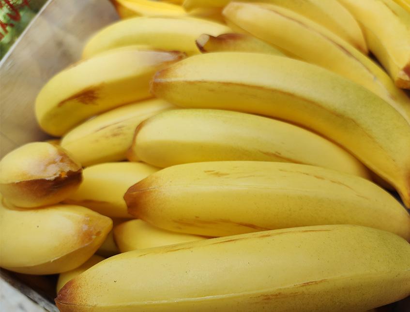 Banana piccola artificiale in plastica H 15 cm. dm. 3.5 - Sconti per Fioristi e Aziende e Wedding .