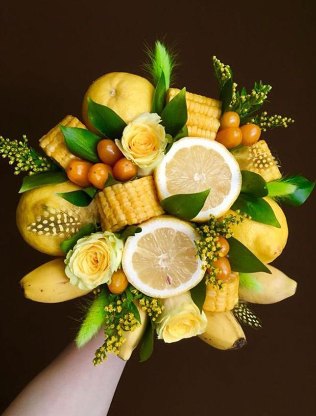 Banana piccola artificiale in plastica H 15 cm. dm. 3.5 - Sconti per Fioristi e Aziende e Wedding .