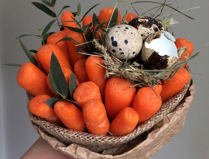 Carota con foglia artificiale in plastica - Sconti per Fioristi e Aziende . - cm. 4 x 30