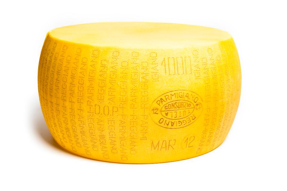 Parmigiano reggiano artificiale forma intera cm. 21 x 44 in plastica Sconti per Fioristi e Aziende .