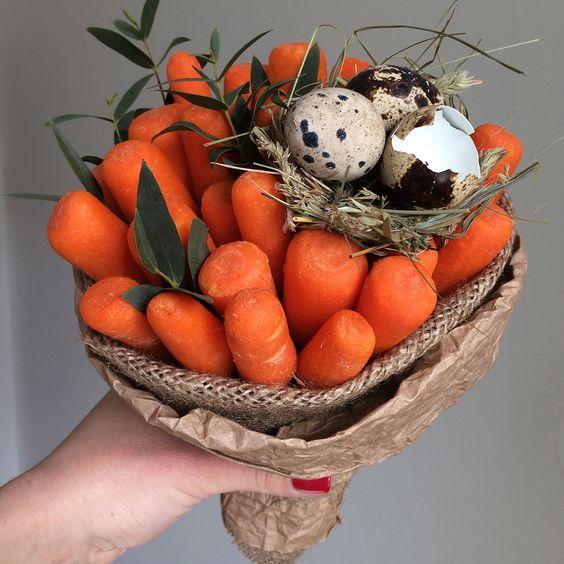 Carota con foglia artificiale in plastica - Sconti per Fioristi e Aziende . - cm. 4 x 30