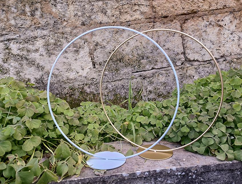 Cerchio dm.30 su piedistallo - Sconti per Fioristi e Aziende . - Bianco e Oro