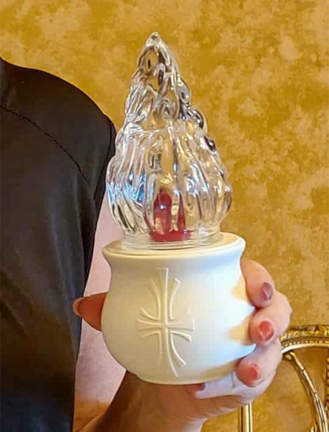 Lumino fiamma in vetro H 18 cm luce tremolante Rosso/Bianco/Blu durata 365 giorni - Sconti per Fioristi e Aziende