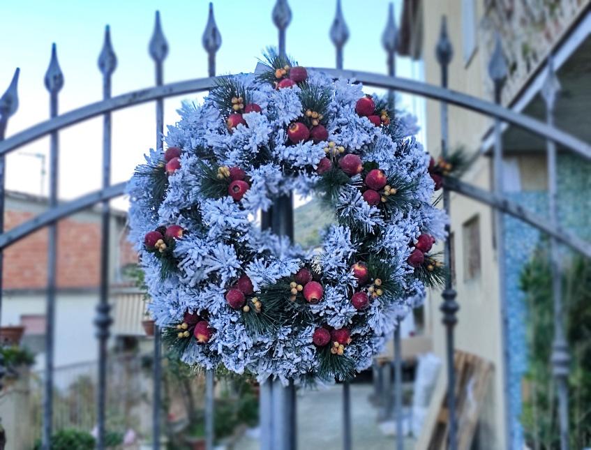 Corona di Pino/Abete dm. 61 - Sconti per Fioristi e Aziende - innevata