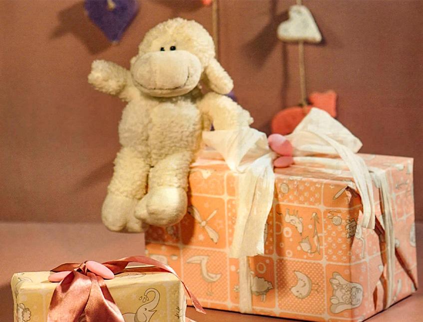 Pecorella Peluche H 30 con sciarpa in 3 colori - Sconti per Fioristi e Aziende