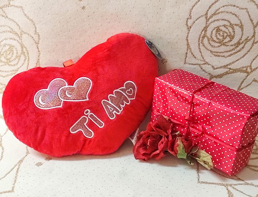 Cuscino Cuore Ti Amo in Velluto Rosso cm.35 Articolo per S. Valentino - Sconti per Fioristi e Aziende