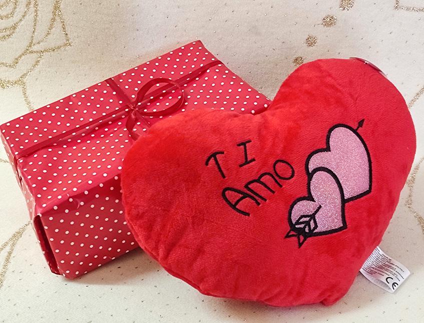 Cuscino Cuore Ti Amo in Velluto Rosso cm.29 Articolo per S. Valentino - Sconti per Fioristi e Aziende