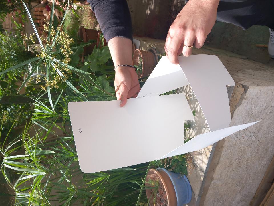 Scatola per bomboniera H 6 cm. 22 x 22  - Sconti per Fioristi, e Aziende -  lino bianco pieghevole