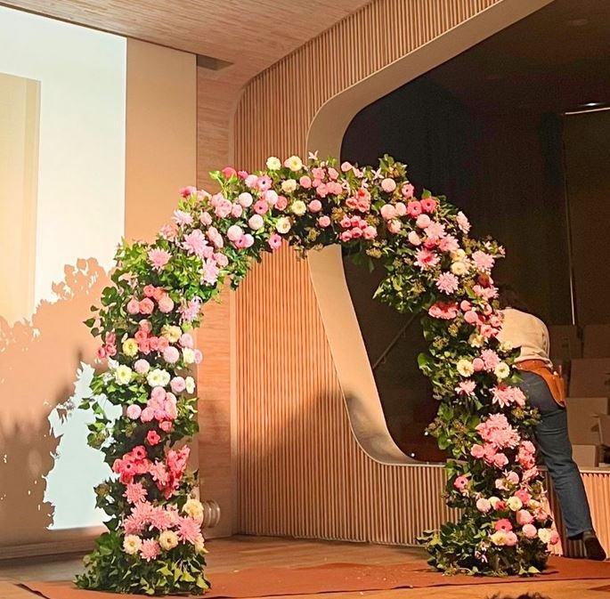 Arco arrotondato in ferro - Sconti per Fioristi e Aziende . - H 250 largo cm. 215