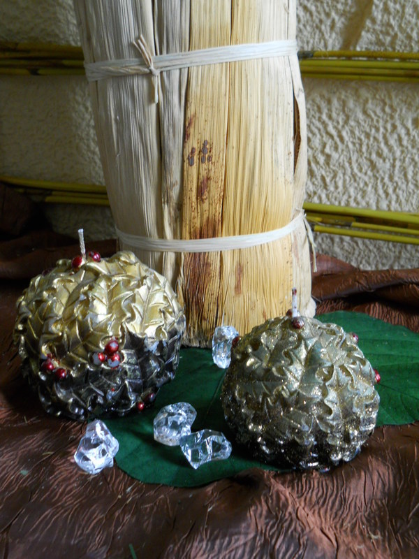 Candela agrifoglio  dm. 10 - Sconti per Fioristi e Aziende - Scolpita a rilievo