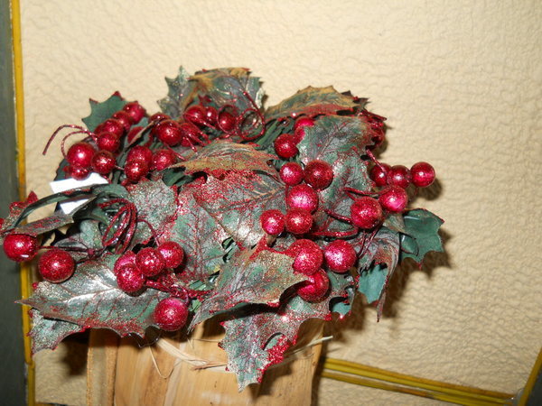 Centrotavola Holly Berry cm. 25 cm. 25 - Sconti per Fioristi e Aziende