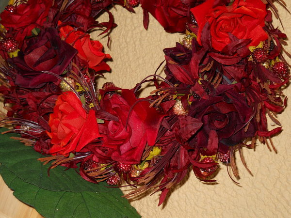 Coroncina Rose rosse in Polifoam - Sconti per Fioristi e Aziende