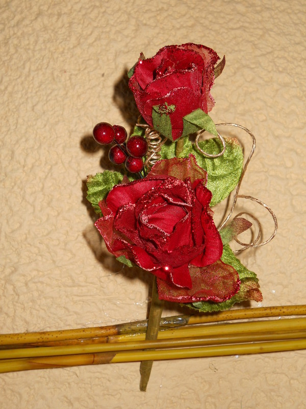 Tralcio Rose Artificiali x 2  - Sconti per Fioristi e Aziende . - in velluto rosso