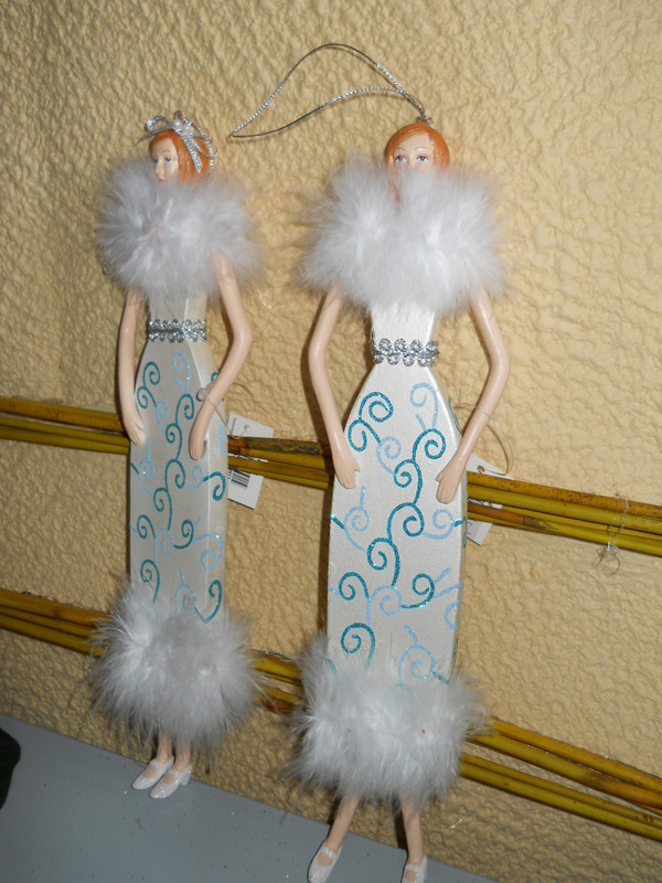 Damina in legno H 30  - Sconti per Fioristi e Aziende - Con boa bianco e fuxia