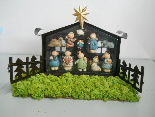 Presepe con 11 soggetti  - Sconti per Fioristi e Aziende - Con capanna metal