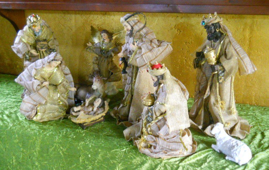 Natività H 41 con 10 soggetti Vestiti in Organza e Juta - Sconti per Fioristi e Aziende