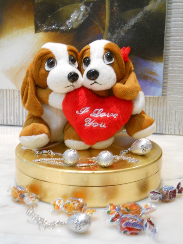 Scatola con peluches innamorati H 14 Articolo per S. Valentino - Sconti per Fioristi e Aziende .