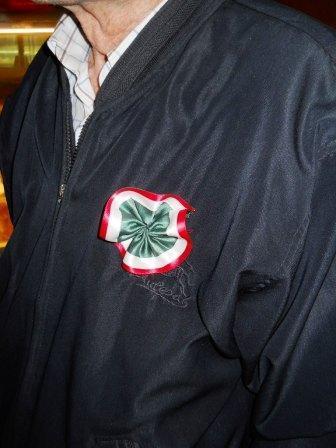 Coccarda tricolore con spilla per commemorazioni - Sconti per Fioristi e Aziende - Diametro cm. 8