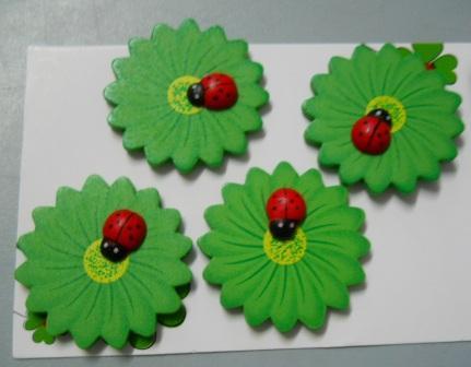 Margherita legno dm.3,5 con coccinella  adesiva in conf. x 4  - Sconti per Fioristi e Aziende
