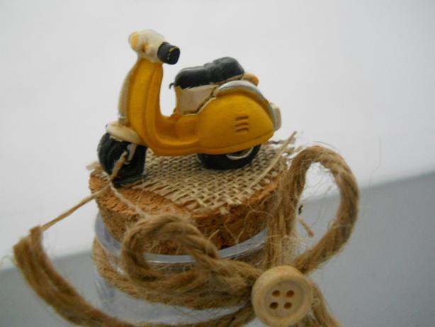 Barattolo in vetro con scooter   H 10 in resina in 3 colori