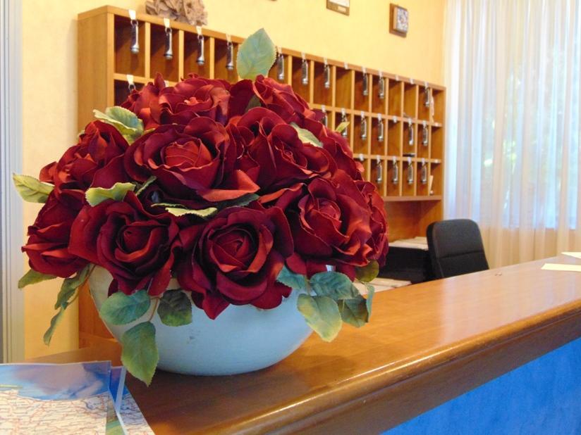 Composizione sferica x 31 rose Artificiale in poliestere - Sconti per Fioristi e Aziende