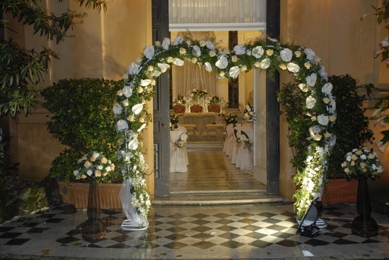 Arco a cuore in ferro bianco  - Sconti per Fioristi e Aziende . -  H 250 largo cm. 210