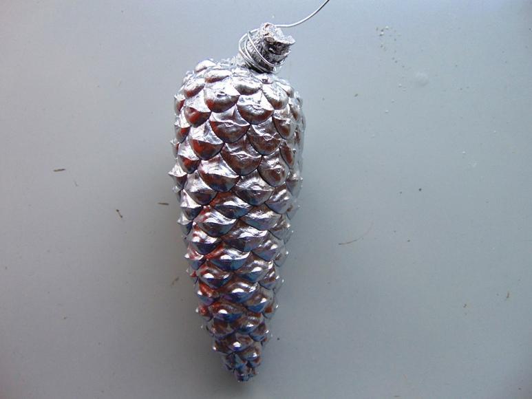 Pigne Chiuse Picea dm. 4/5  - Sconti per Fioristi e Aziende . - H 7/10 Conf. 1 Kg.