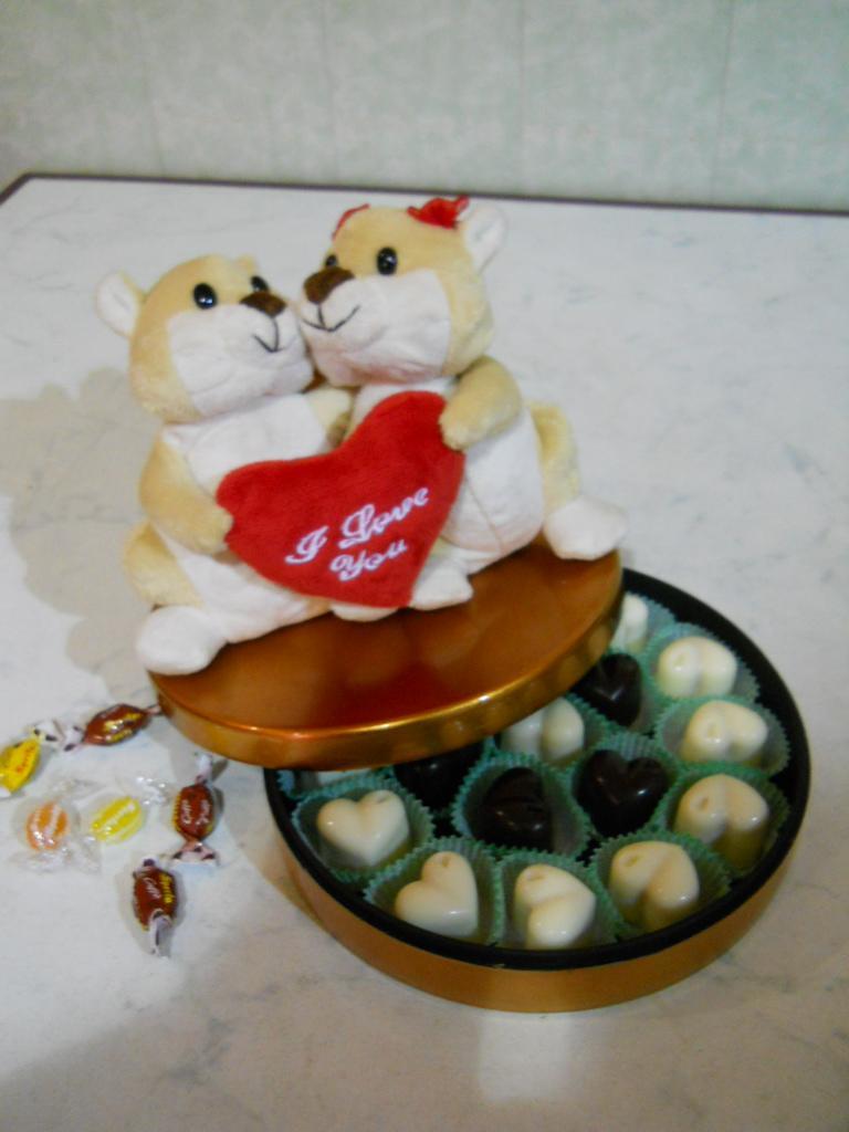 Scatola con peluches innamorati H 14 Articolo per S. Valentino - Sconti per Fioristi e Aziende .