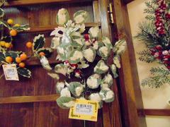 Corona Agrifoglio innevata cm. 46 con 2 fiori e bacche Sconti per Fioristi e Aziende
