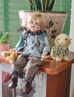 Bambola porcellana con teddy H 40 - Sconti per Fioristi e Aziende