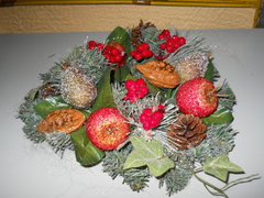 Coroncina Pino  con frutta ghiacciata - Sconti per Fioristi e Aziende
