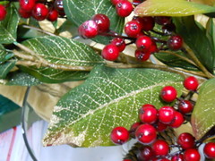 Festone di Natale H 180 con Magnolie e bacche in poliestere - Sconti per Fioristi e Aziende