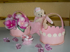 Cestino in latta rosa decorata a fiori