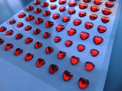 Cuoricini Rossi x 84 effetto vetro con adesivo - Sconti per Fioristi e Aziende