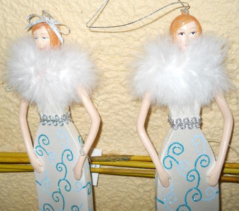 Damina in legno H 30  - Sconti per Fioristi e Aziende - Con boa bianco e fuxia